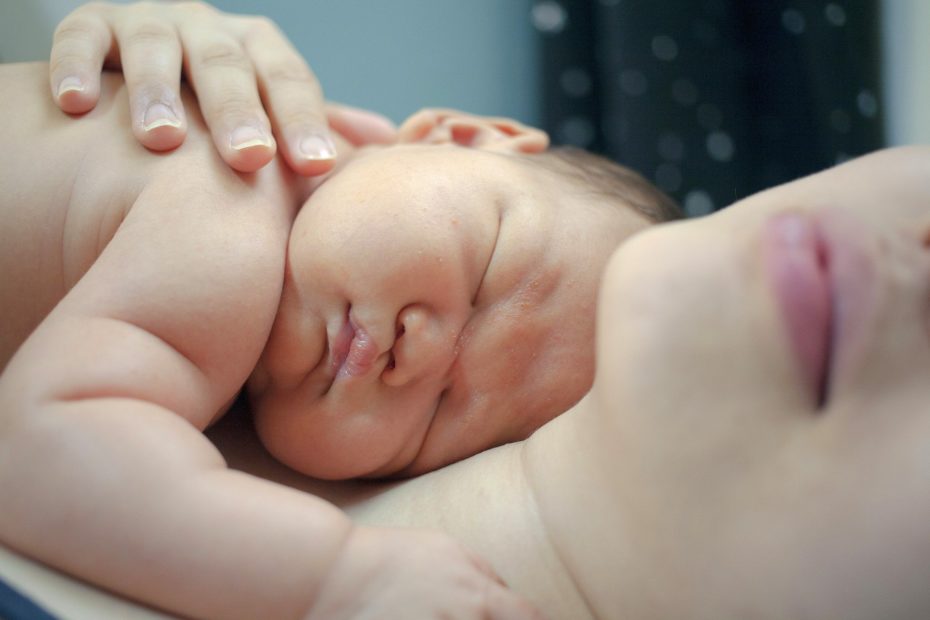 bébé en peau à peau avec sa maman